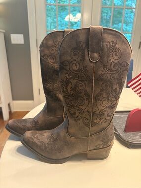 Women's Brown Embroidered Mid-Calf Heeled Boots